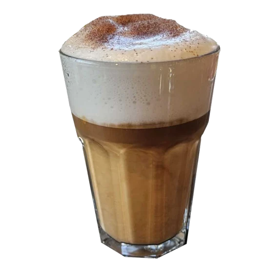 Cappuccino mit Milchschaum und Kaffeebohnen.