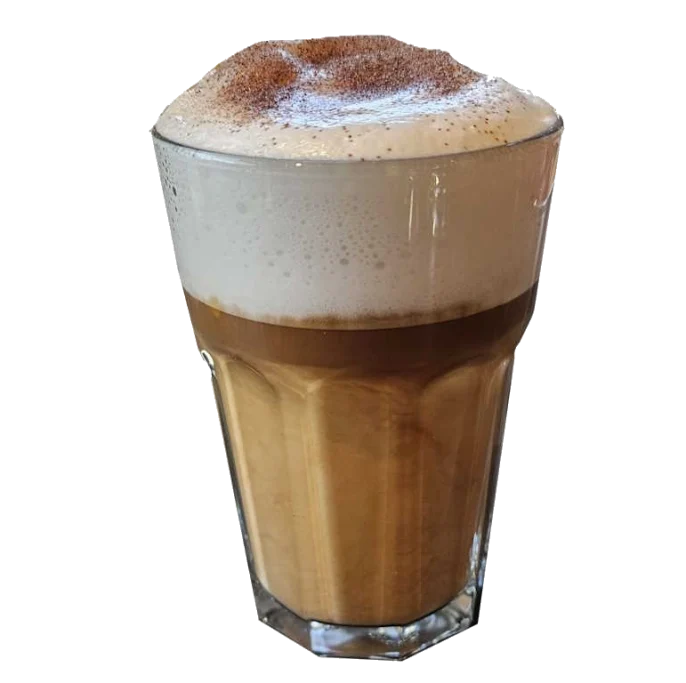 Latte Macchiato im hohen Glas mit Milchschaum