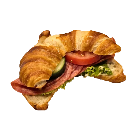Laugencroissant mit Salami und Salat.