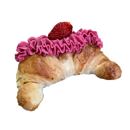Croissant mit Erdbeerfüllung und Puderzucker.
