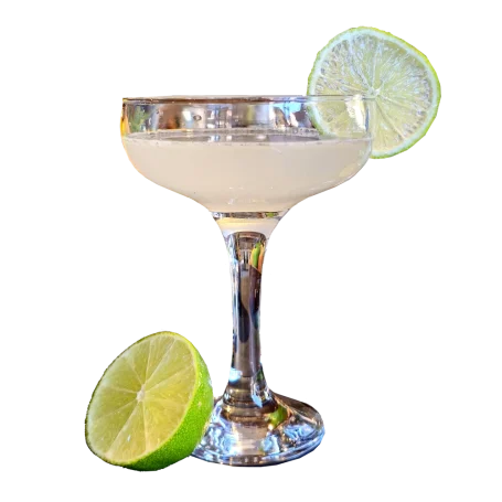 Daiquiri im Cocktailglas mit Limettenscheibe.