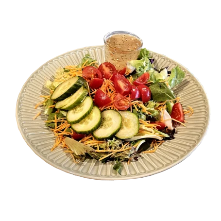 Frischer Gartensalat mit buntem Gemüse.