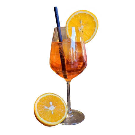 Aperol Spritz im Glas mit Eis und Orangenscheibe.