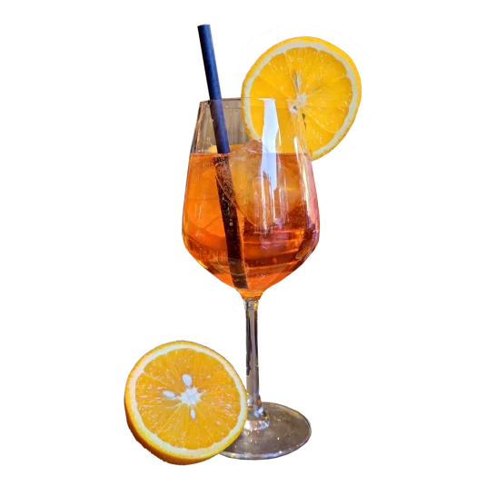 Verschiedene Spirituosen und Gläser mit Drinks.