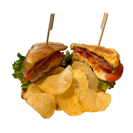 Club Sandwich mit Hähnchen, Speck, Ei, Salat und Chips.