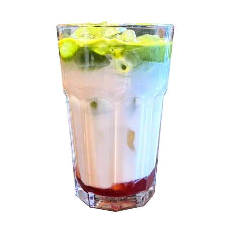 Eiskalter Matcha Latte mit Erdbeersirup im Glas.
