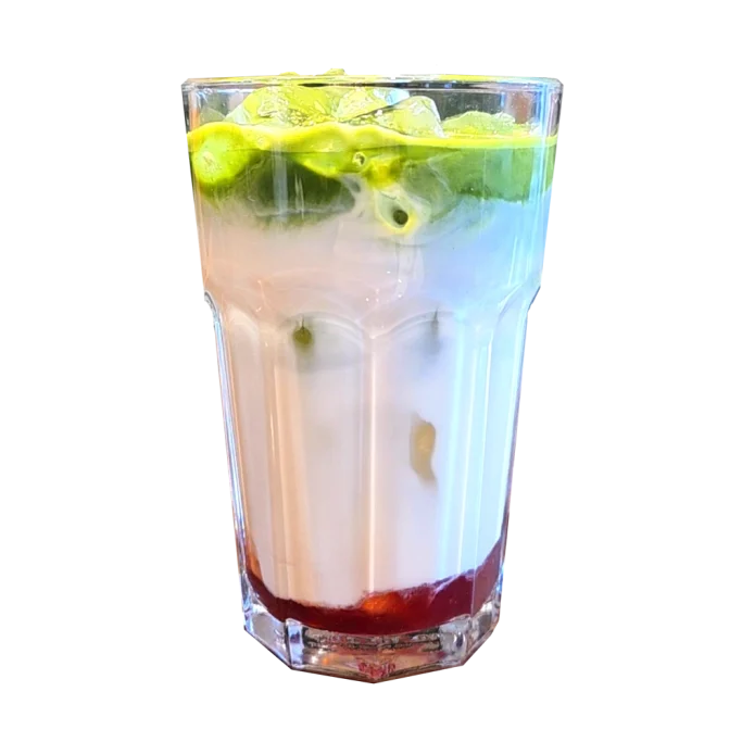 Iced Matcha Latte mit grünem Tee, Eis und Erdbeersirup.