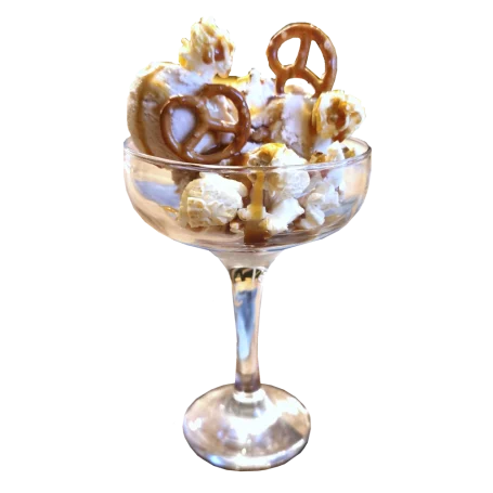 Salted Caramel Eis mit Popcorn, Karamell Sirup und Salzbrezeln

