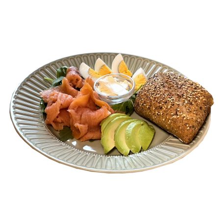 Norwegisches Frühstück mit Lachs, Ei und Brot.