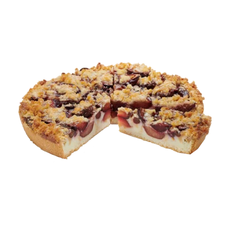 Zwetschgenkuchen mit Streuseln auf heller Creme.