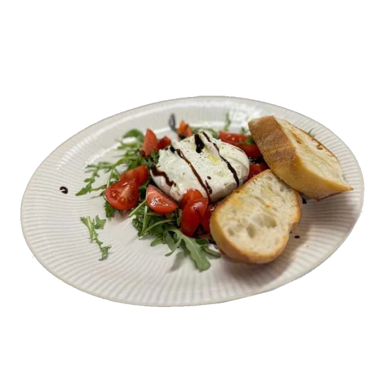 Frühstücksteller mit Brötchen, Aufschnitt und Heißgetränk.