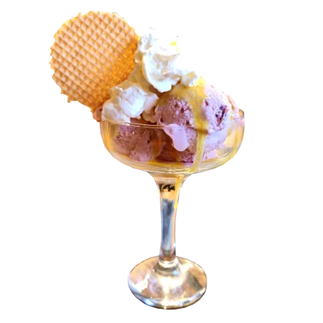 Erdbeereis mit Sahne und Mangosirup 