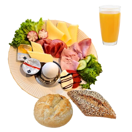 Genießer Frühstück mit Brötchen, Aufschnitt, Ei, Gemüse und Heißgetränk.