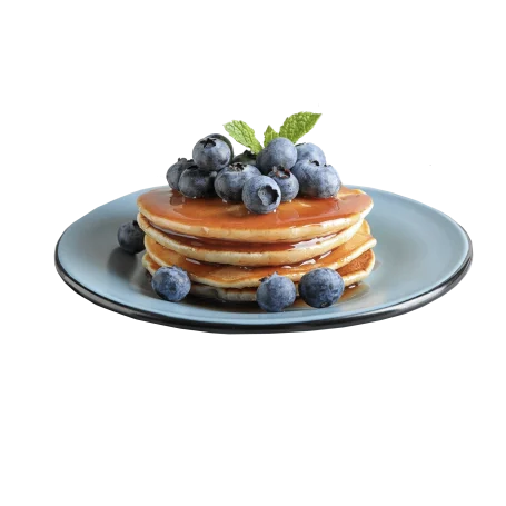 Stapel Pancakes mit Beeren und Ahornsirup.