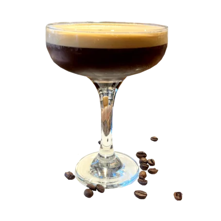 Espresso Martini im Cocktailglas mit Kaffeebohnen-Garnitur.