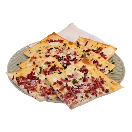 Knuspriger Flammkuchen mit Speck, Zwiebeln und Sauerrahm.