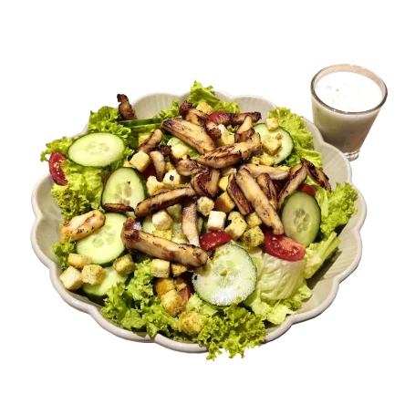 Caesar Salad mit Hähnchen, Croûtons, Parmesan und Dressing.