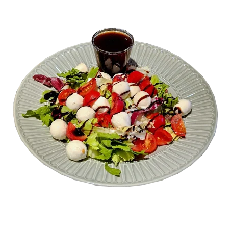Salat aus Tomaten, Mozzarella und frischem Rucola.