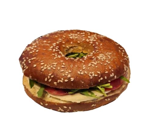 Laugen-Bagel mit Tomate, Mozzarella und Basilikum.