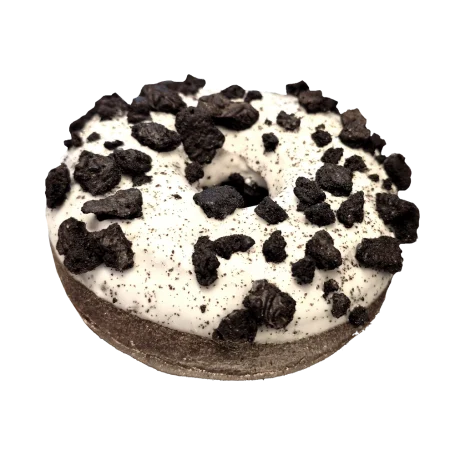 Donut mit weißer Glasur und Oreo-Keksstücken.