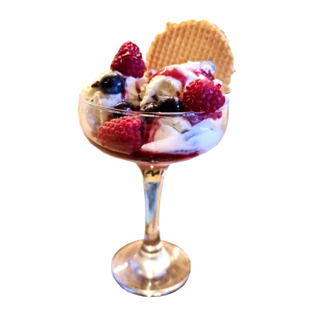 Stracciatella-Eis mit Himbeeren, Blaubeeren und Wildbeer-Sirup
