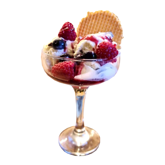 Kugeln Eis in einer Schale mit Toppings.