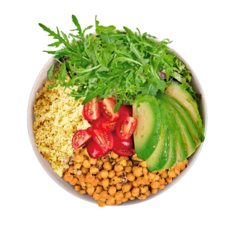 Avocado Bowl mit Kirschtomaten, Karotten, Couscous, Rucola, Kichererbsen und Hummus.