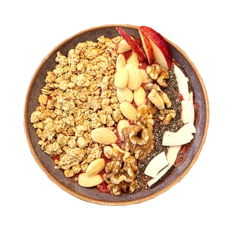 Bowl mit Müsli, Joghurt und frischen Früchten.