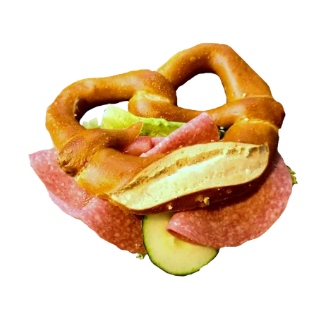 Laugenbrezel belegt mit Salami, Salat und Gurkenscheiben.