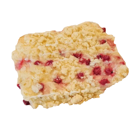 Streuselstück mit Butterstreuseln und roten Johannisbeeren.