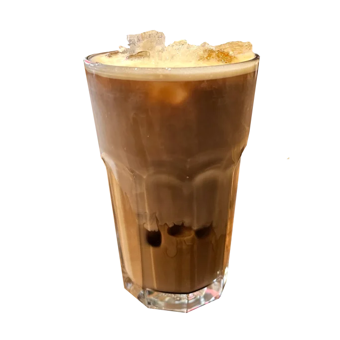Iced Coffee im Glas mit Eiswürfeln.