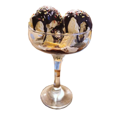 Vanilleeis mit Schokosoße, Zuckerstreusel und Cini Minis
