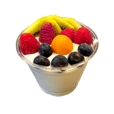 Joghurt mit frischen Früchten im Glas.
